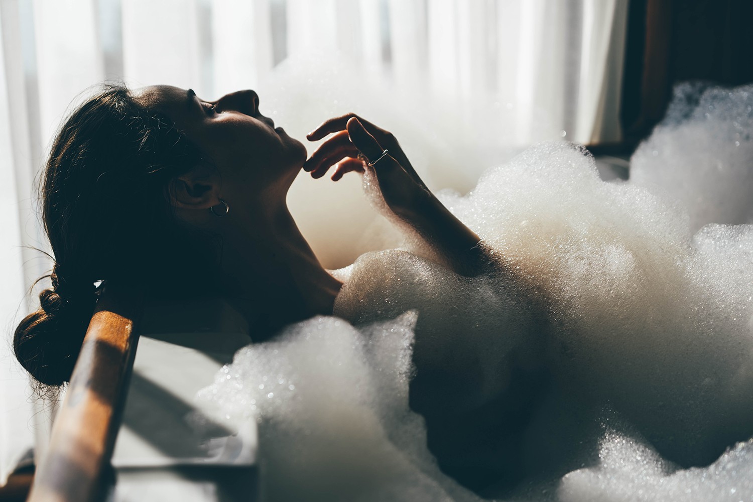 Com dificuldade para dormir? Tomar banho no escuro é a tendência de bem-estar que vale experimentar