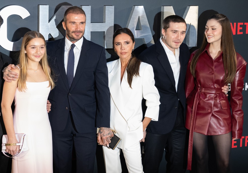 Harper Beckham, David Beckham, Victoria Beckham, Brooklyn Beckham and Nicola Peltz — Foto: Getty Images