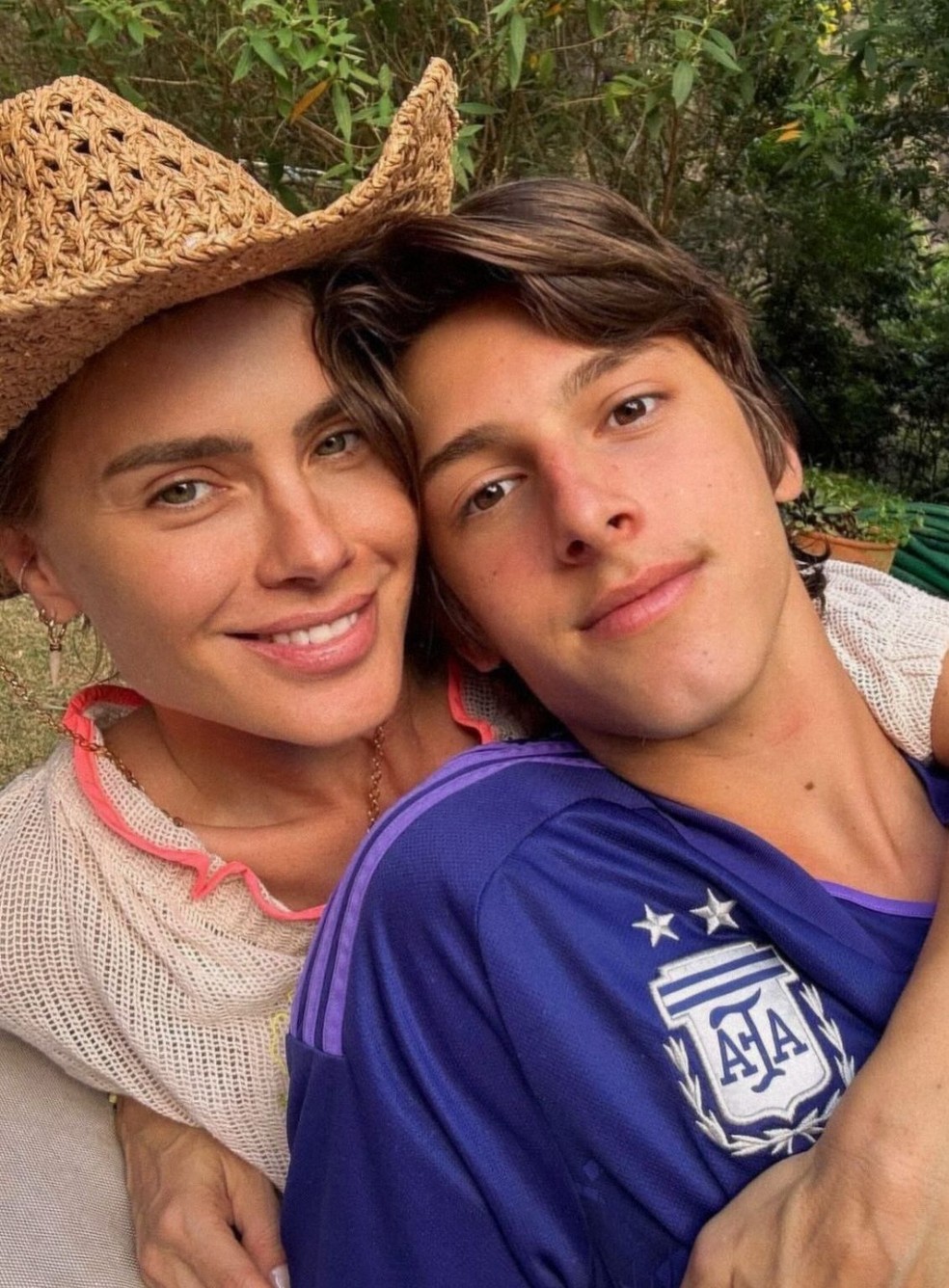 Carolina Dieckmann posa com o filho, José Worcman — Foto: Reprodução/Instagram