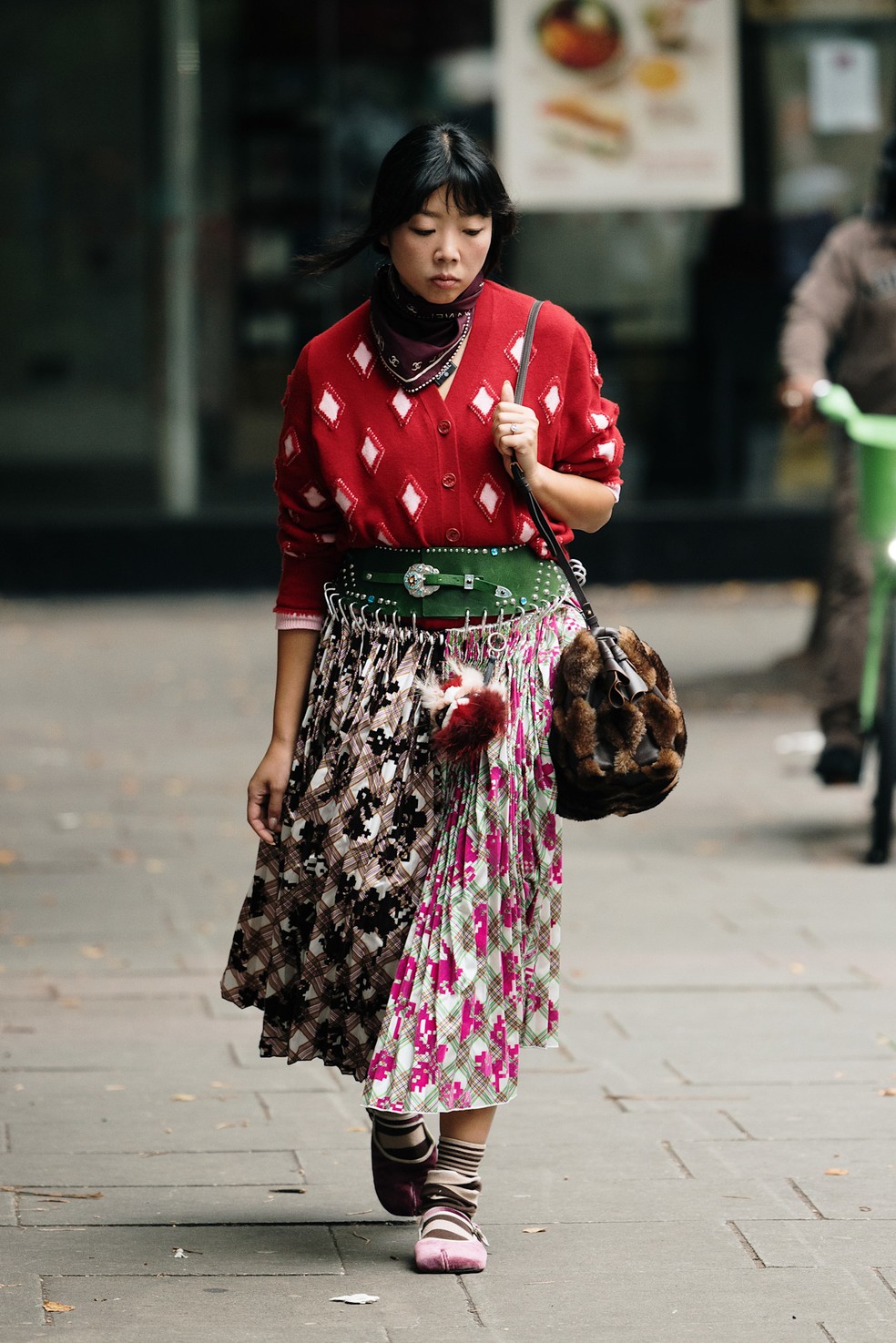 Look de patchwork na semana de moda londrina l Verão 2027 — Foto: Launchmetrics