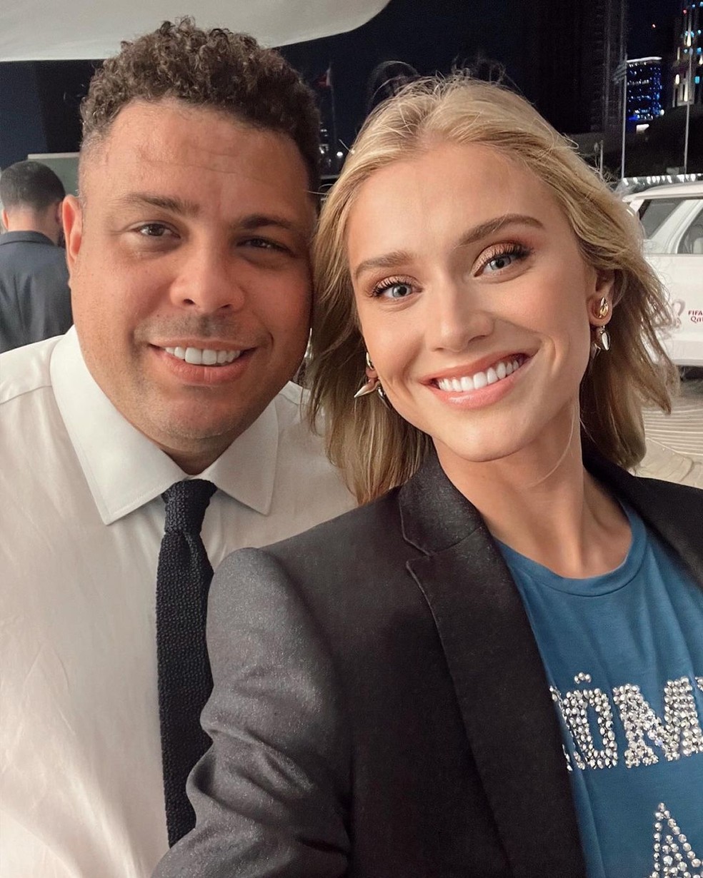 Celina Locks posa sorridente ao lado de Ronaldo no Catar Celebridades