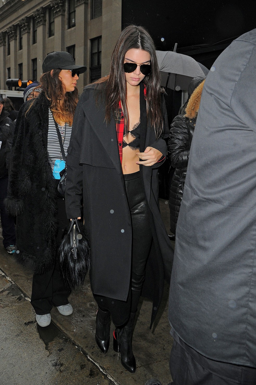 Kendall Jenner sai de calça e sutiã em meio a frio de 11°C em Nova York, Celebridades