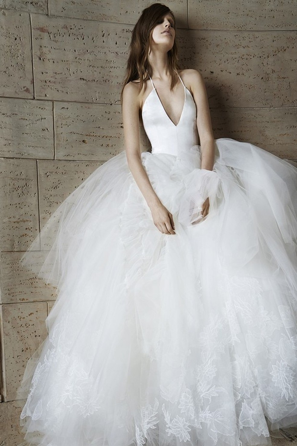 Bridal Fashion Week: vestidos de noiva com decote V substituem os
