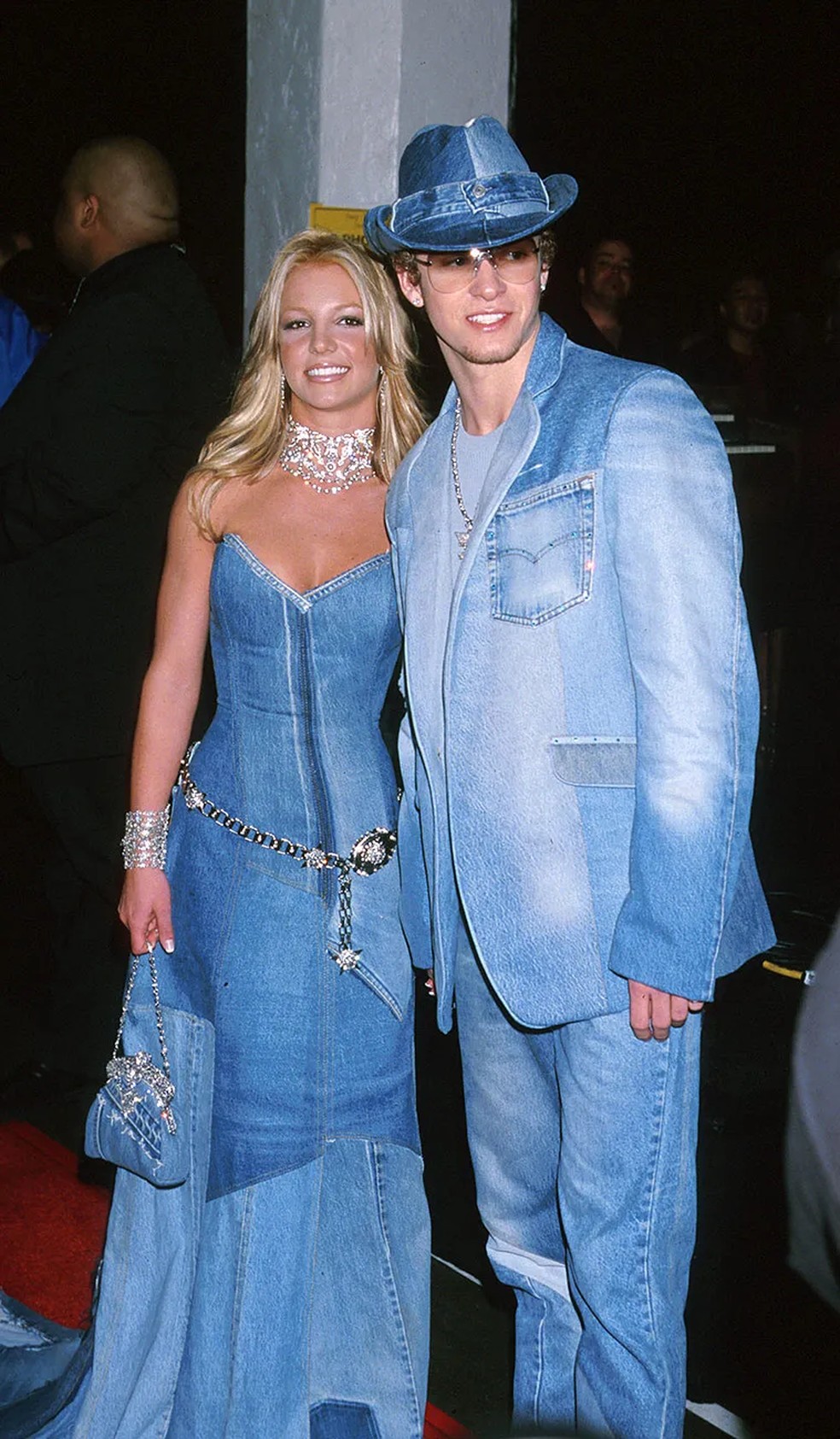 Britney Spears e Justin Timberlake de all jeans no American Music Awards de 2001 — Foto: Getty Images