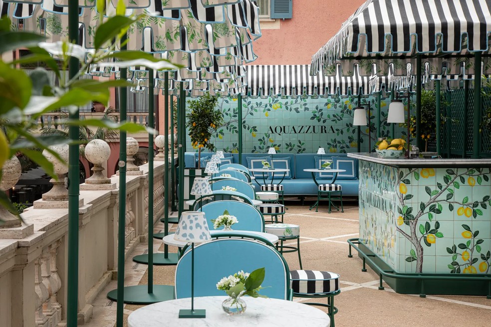 O bar da Aquazzura no jardim escondido do Hotel de Russie, em Roma — Foto: Divulgação