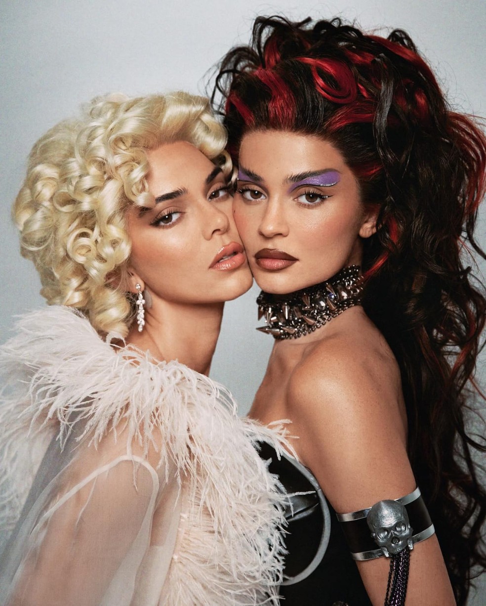 Kylie e Kendall Jenner entregam tudo com fantasias de Halloween