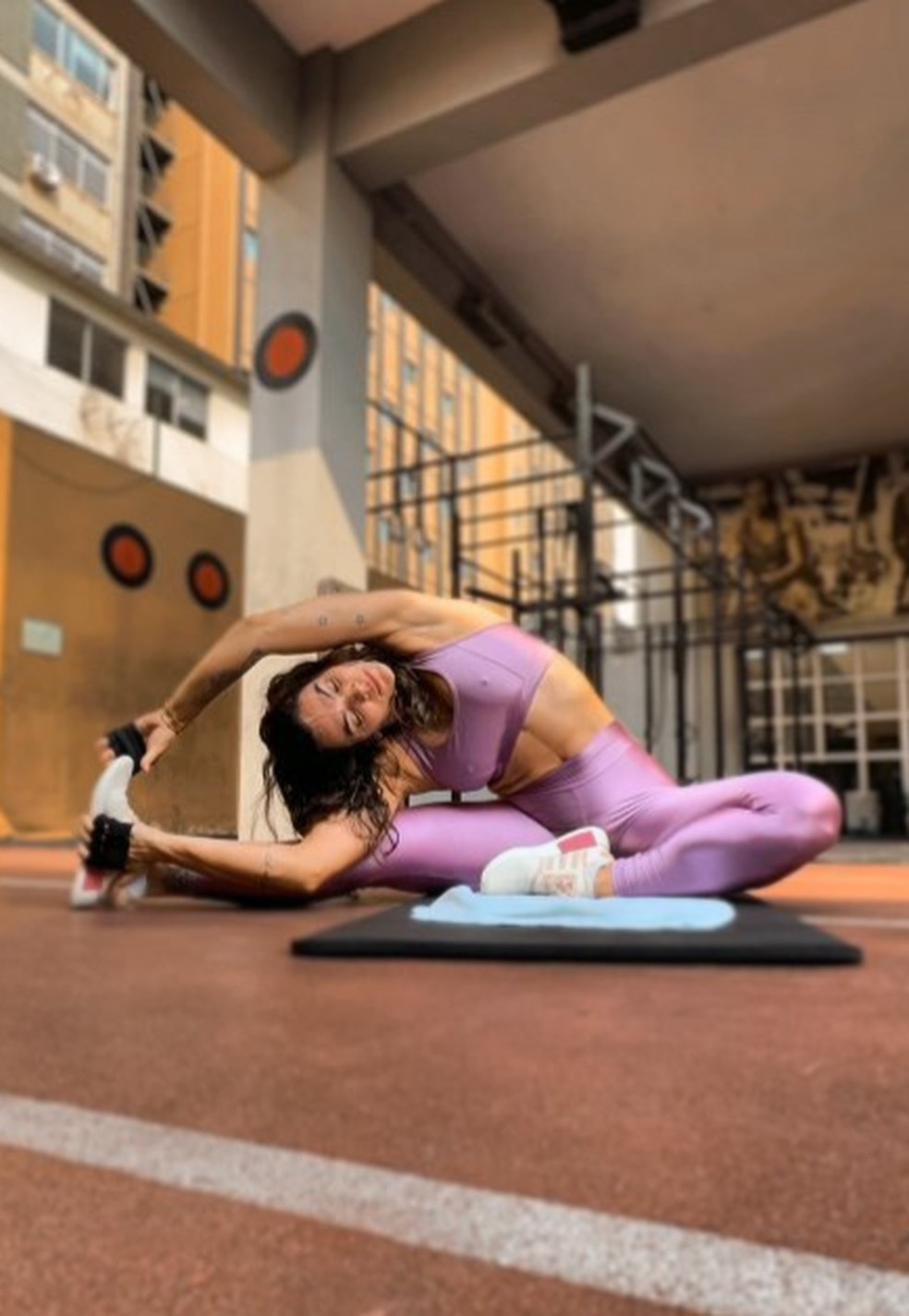 Kelly Key exibe flexibilidade ao praticar exercícios físicos