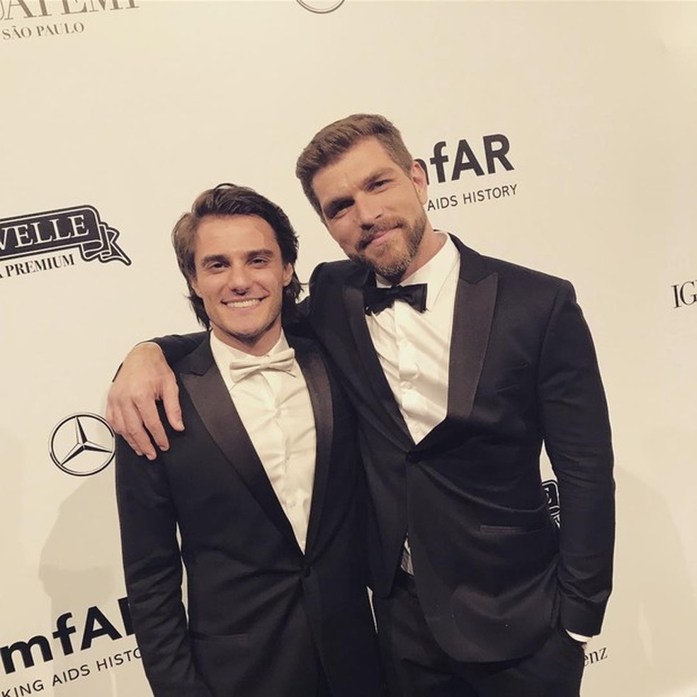 Hugo Bonemer vai com o namorado ao gala do amfAR (Foto: Reprodução/Instagram) — Foto: Vogue