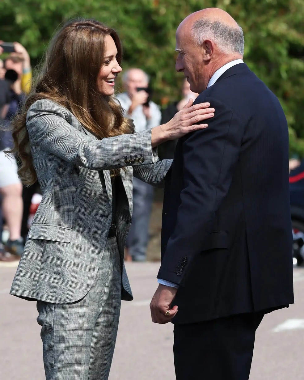 Kate Middleton é recebida pelo vice-tenente de Suffolk, Jamie Lowther-Pinkerton, ao chegar em Sudbury em 11 de setembro de 2025 — Foto: GettyImages