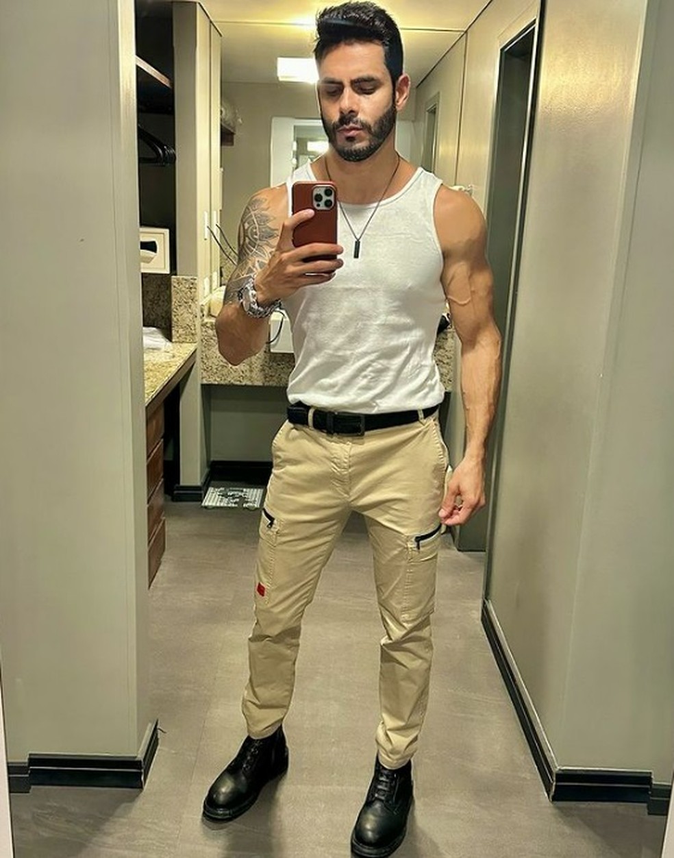 Rodolffo posa todo produzido em selfie no espelho
