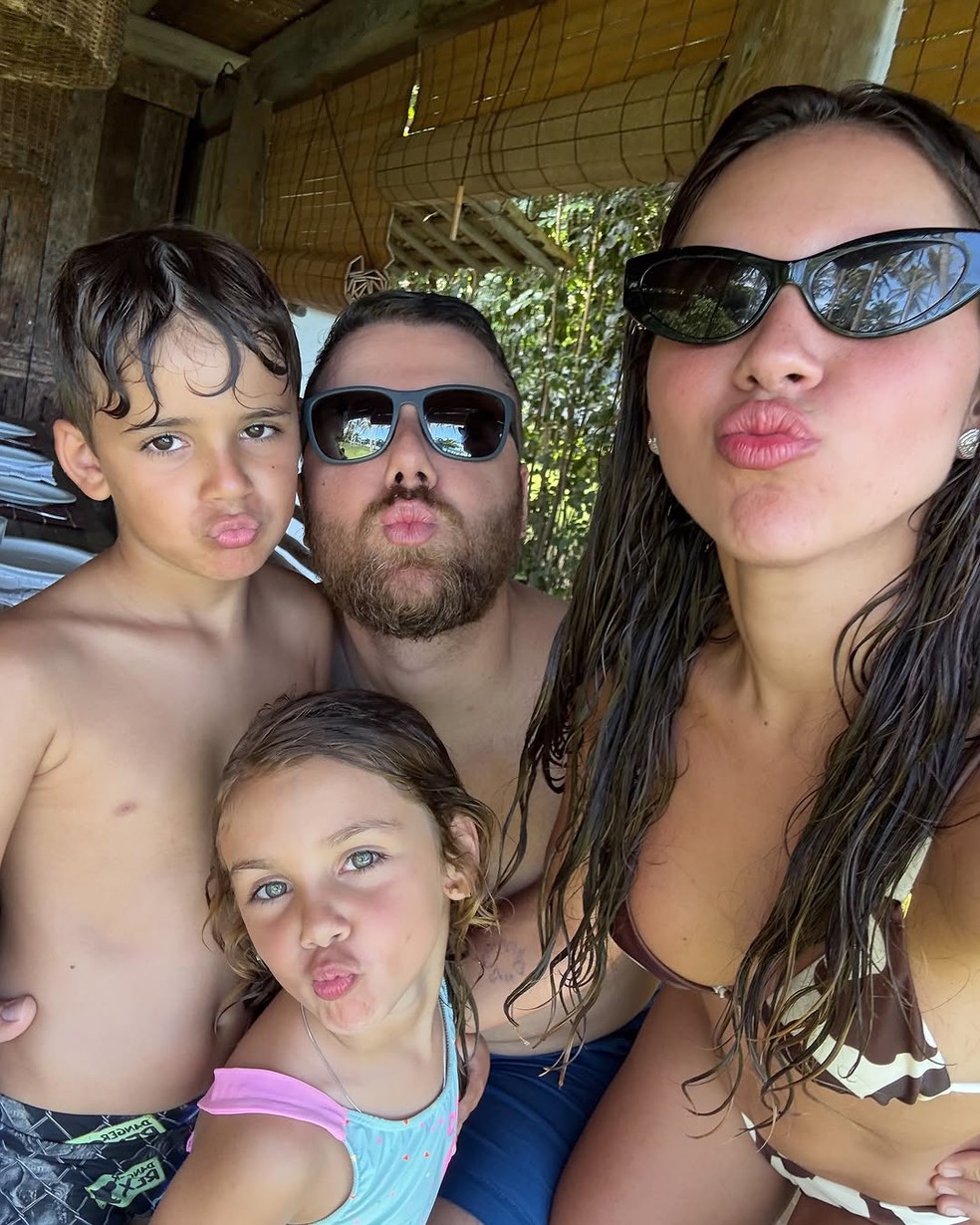 Zé Neto e Natália Toscano posam ao lado dos filhos — Foto: Reprodução/Instagram