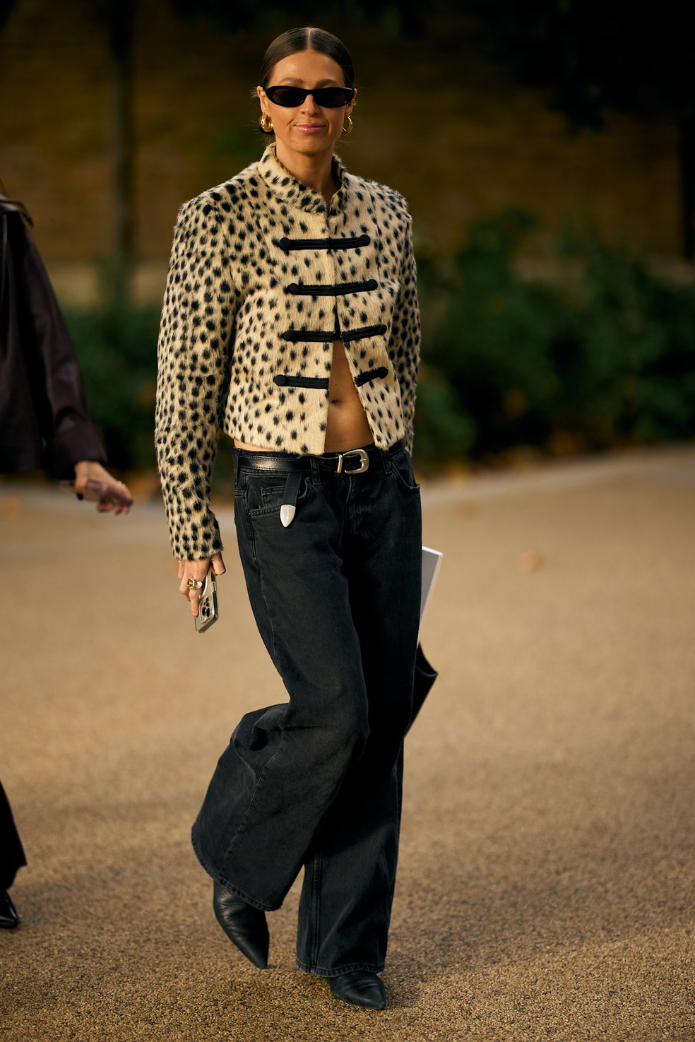 Jaqueta militar de animal print com calça jeans l  Look da semana de moda nova-iorquina l Verão 2027 — Foto: Launchmetrics
