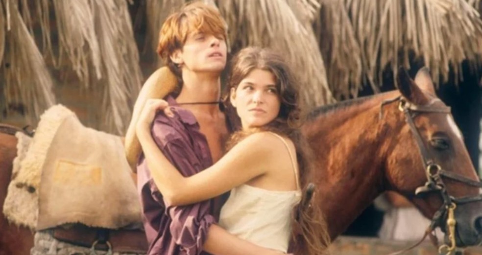 Marcos Winter e Cristiana Oliveira em cena de Pantanal (1990) — Foto: Reprodução/TV Manchete