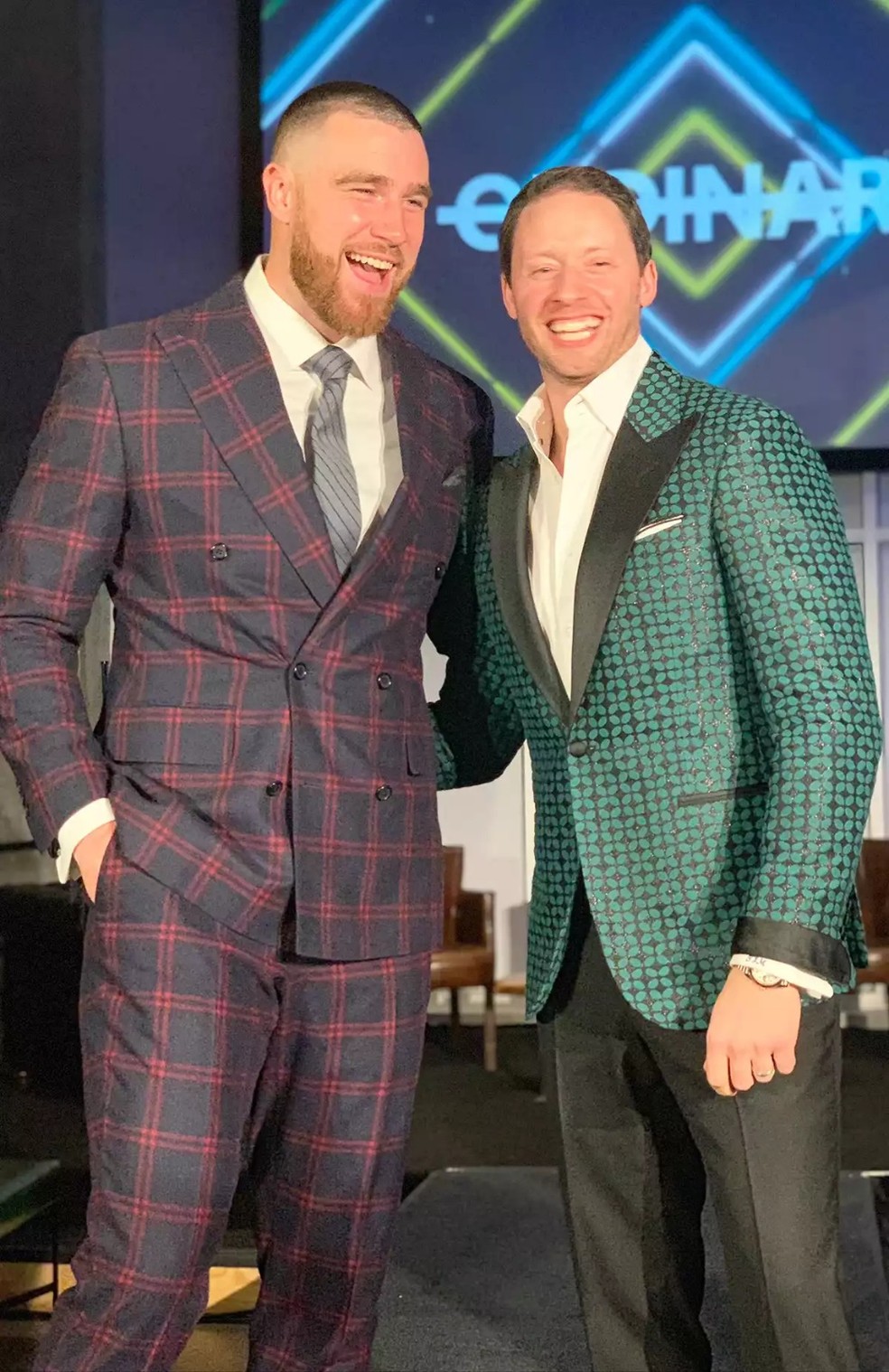 Travis Kelce e o estilista de ternos Tom Marchitelli — Foto: Divulgação