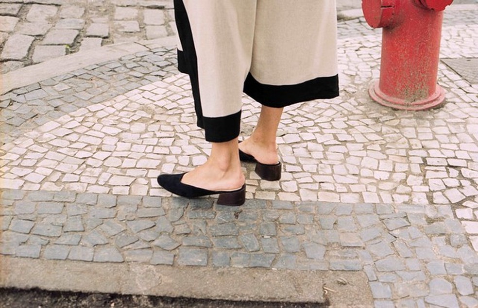 Mari Giudicelli cria sapatos perfeitos para andar nas calçadas cariocas (Foto: Divulgação) — Foto: Vogue