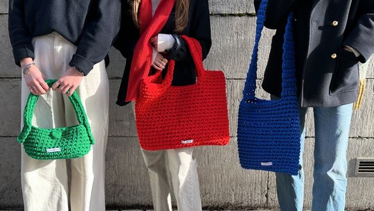 Maxi bolsa de crochê é a nova tendência do street style; inspire-se