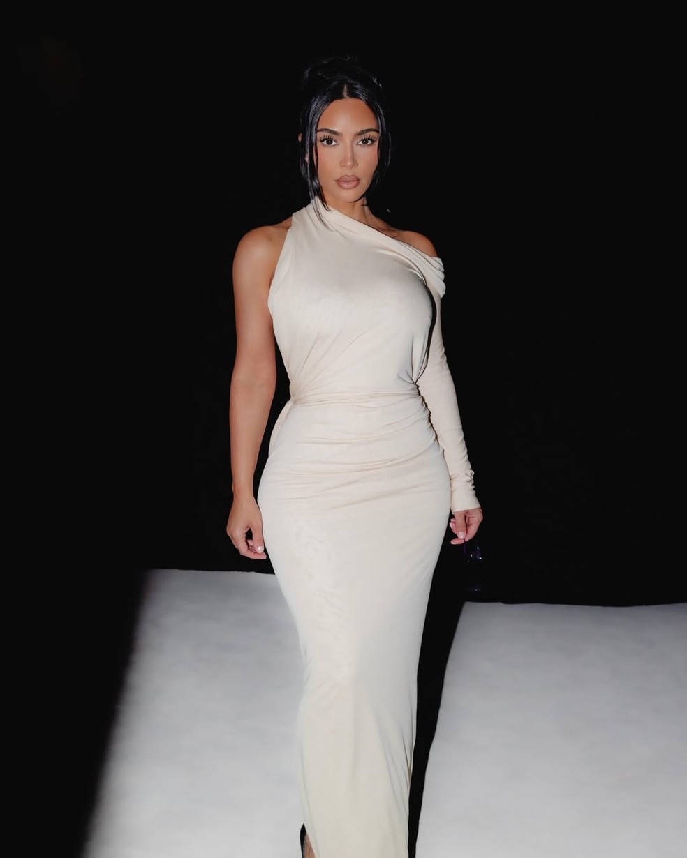Kim Kardashian abre álbum de fotos em Mônaco — Foto: Reprodução/Instagram