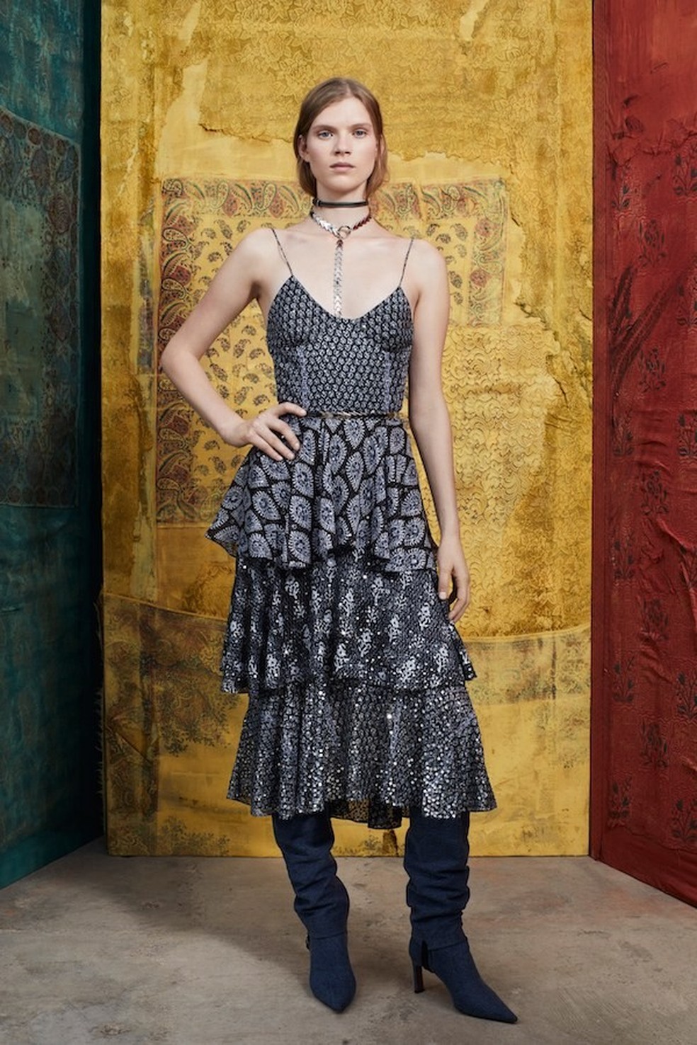 Irina Shayk ensina a usar uma das tendências do pre-fall 2019 no red carpet