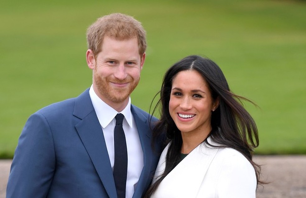 Príncipe Harry e Meghan Markle em sessão de fotos oficial para anunciar o noivado no Sunken Garden, no Palácio de Kensington em 2017 (Foto: WireImage) — Foto: Vogue
