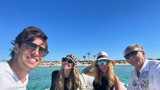 Galvão Bueno e Kaká aproveitam passeio de lancha com as esposas em Ibiza