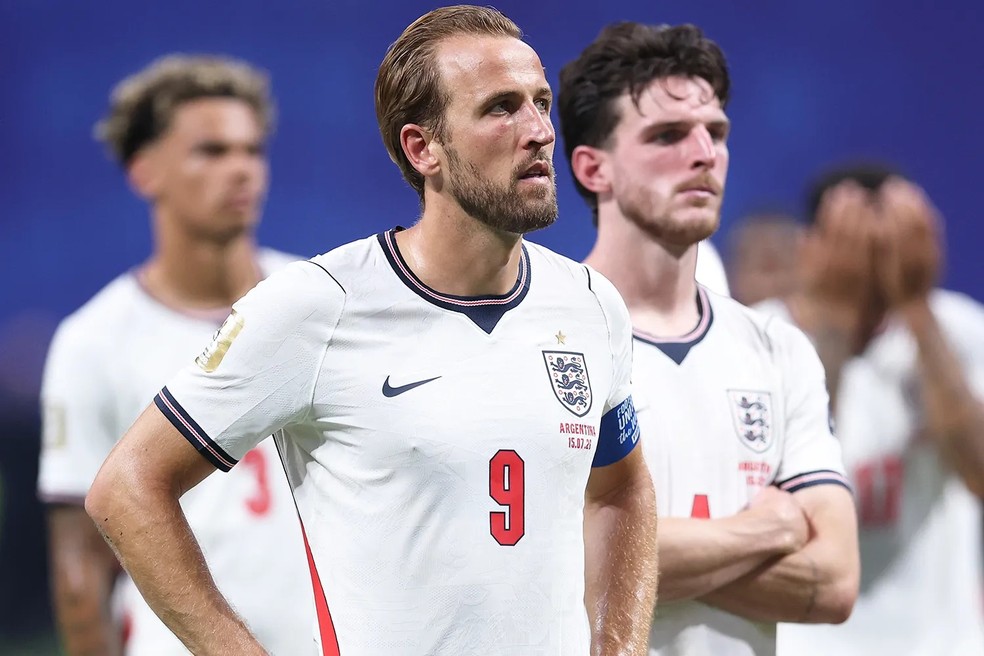 Harry Kane e Declan Rice, da Inglaterra, após a derrota para a Argentina na semifinal da Copa do Mundo, em 15 de julho de 2026 — Foto: GettyImages