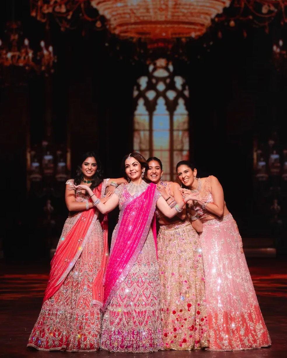 "Da esquerda para a direita: minha cunhada, Isha Ambani, minha sogra, Nita Ambani, eu e minha outra cunhada, Shloka Ambani" — Foto: Joseph Radhik