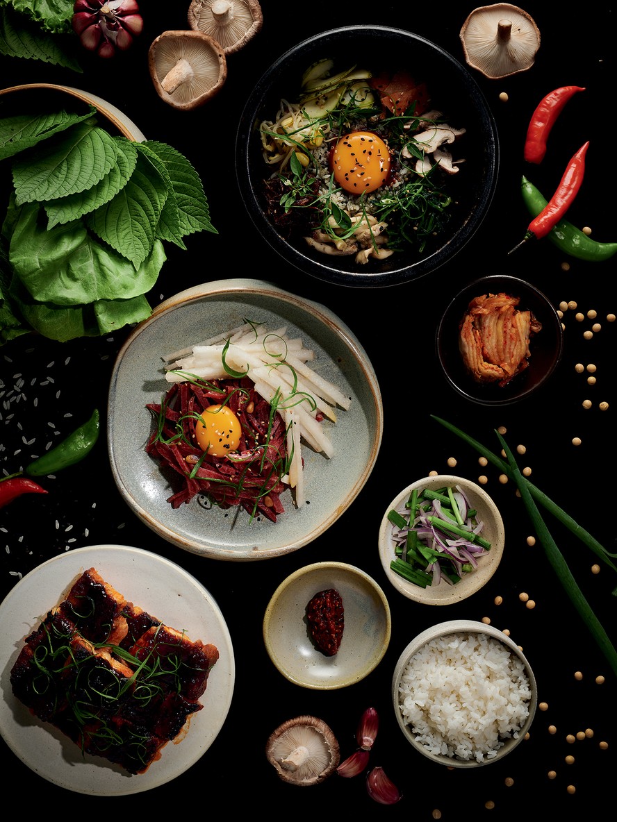 AlAlguns dos sabores da gastronomia coreana, de cima para baixo: bibimbap, yukhoe, samgiopsal e ssam set