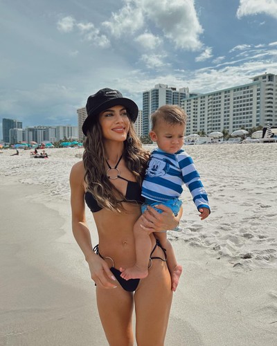 Em Miami, Camila Coelho exibe dia de praia com a família, Celebridades
