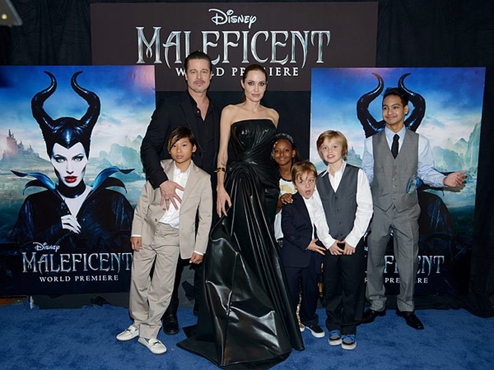 Angelina Jolie posa em momento fofo com os filhos na première de