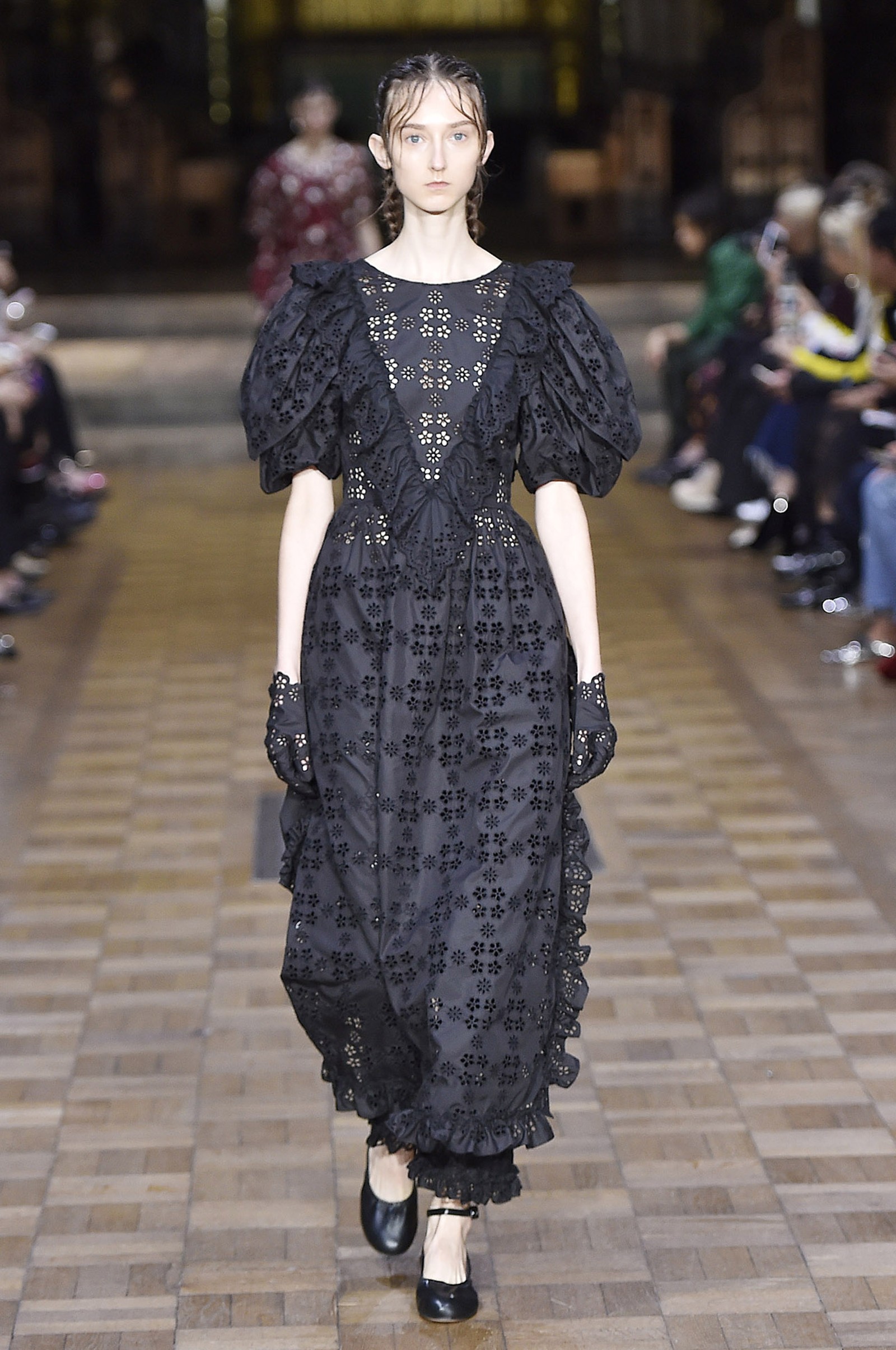 Simone Rocha assina verão romântico e marcado pela sensibilidade