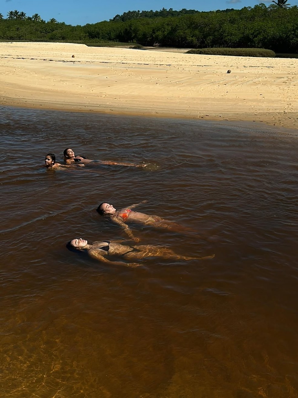 Isis Valverde encanta com álbum de fotos de viagem à Bahia — Foto: Reprodução/Instagram