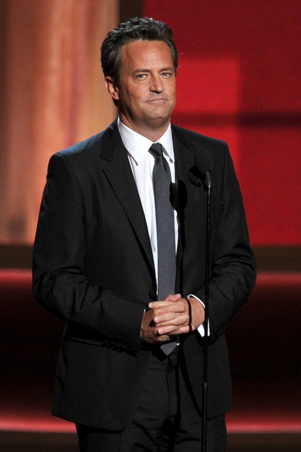 LOS ANGELES, CA - SEPTEMBER 23:  Actor Matthew Perry speaks onstage during the 64th Annual Primetime Emmy Awards at Nokia Theatre L.A. Live on September 23, 2012 in Los Angeles, California.  (Photo by Kevin Winter/Getty Images) (Foto: Getty Images) — Foto: Vogue
