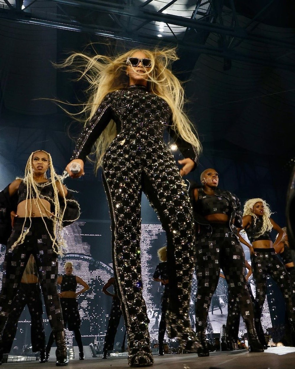 Completando 42 anos, Beyoncé usa look de colmeia bordado com cristais e ...
