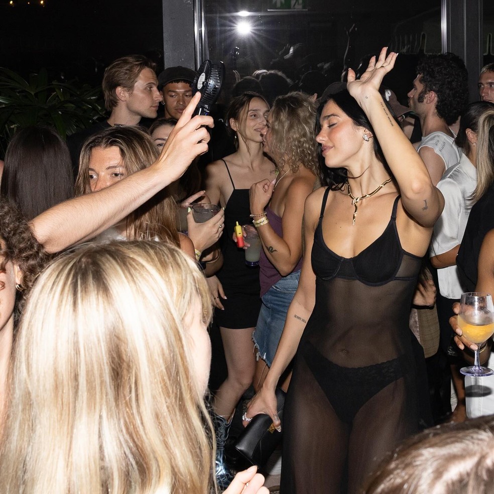 Dua Lipa apostou mais uma vez no naked dress — Foto: Instagram/Reprodução