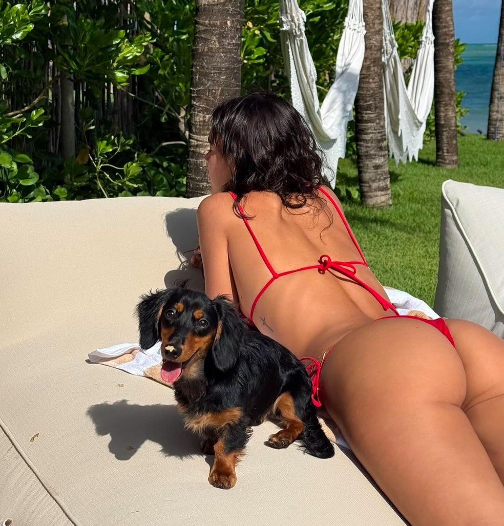 Bruna Marquezine posa em praia — Foto: Reprodução/Instagram