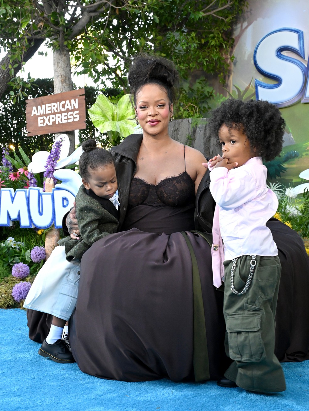 Rihanna dá as boas-vindas a Rocki com colar de ouro avaliado em R$ 43 mil