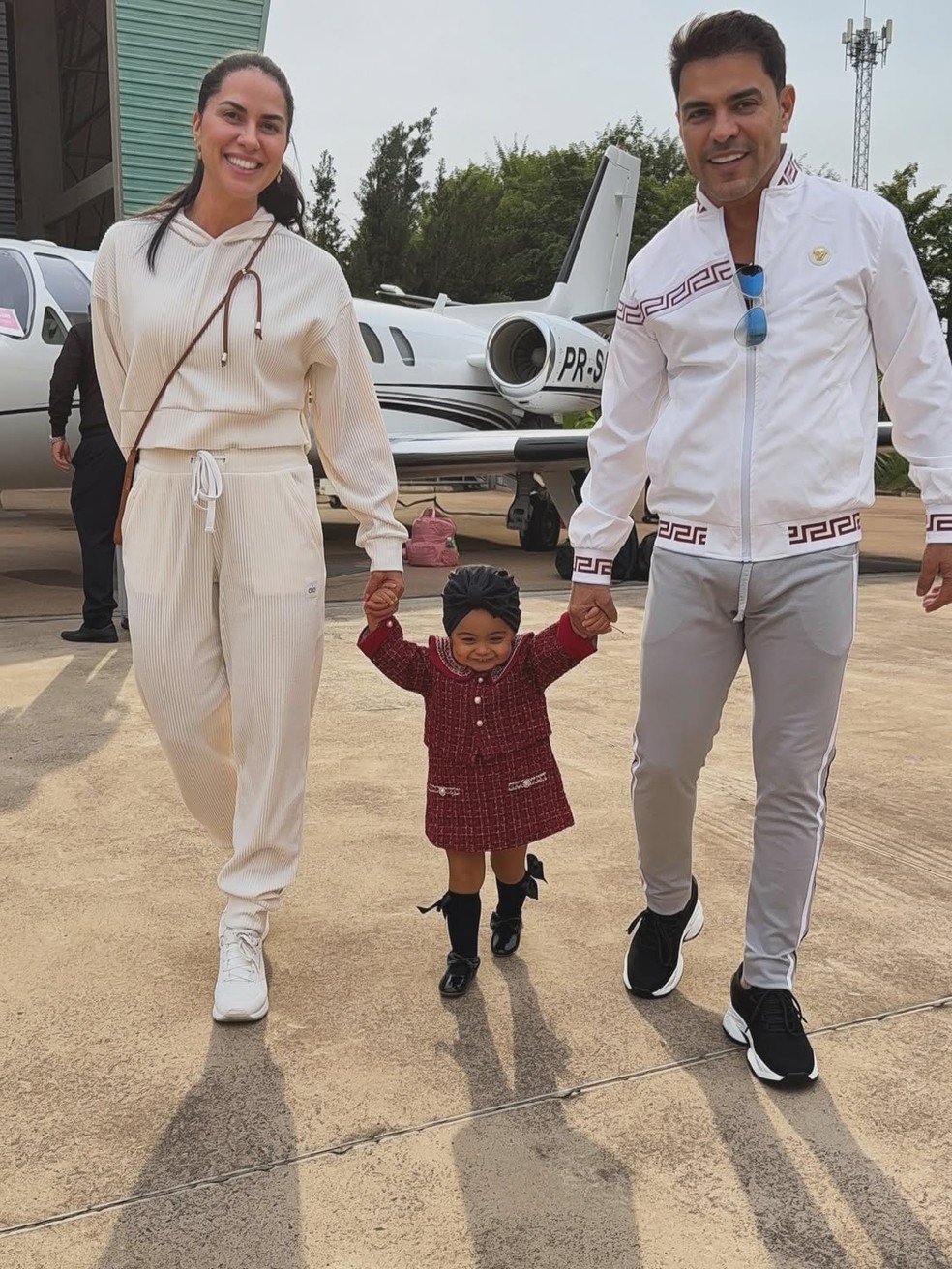 Filha de Zezé Di Camargo e Graciele Lacerda rouba a cena de turbante e blazer em Goiânia — Foto: Reprodução/Instagram