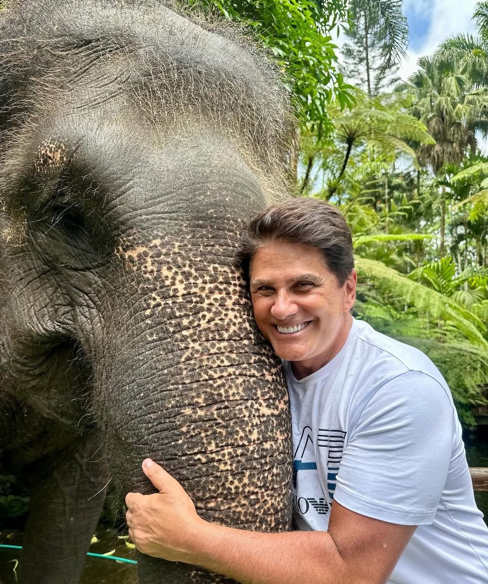 Elaine Mickely e Cesar filho cuidam de elefantes na Indonésia