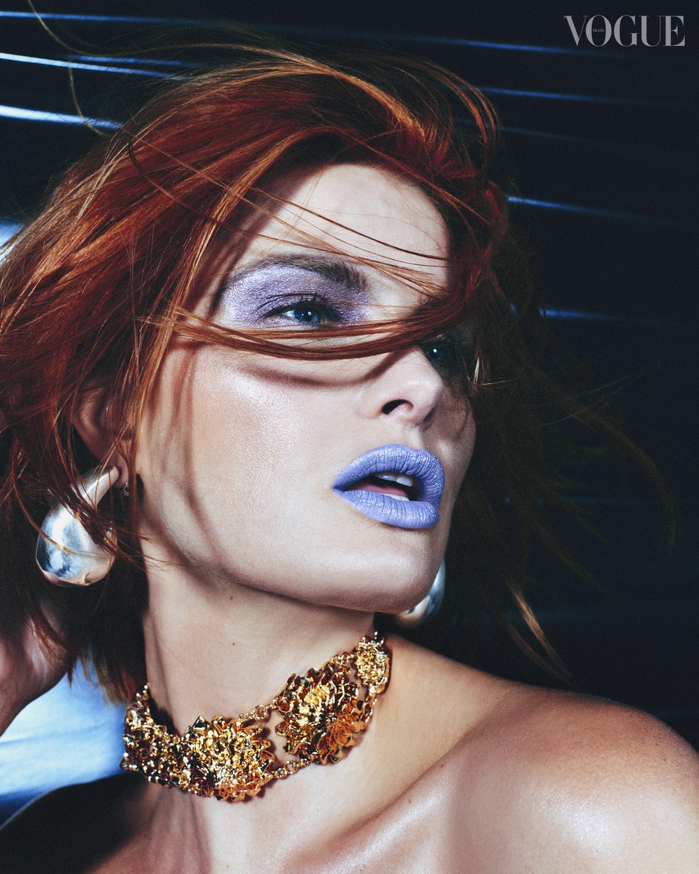Fios ressecados e com frizz no inverno: explicamos como driblar essa queixa comum durante o período mais frio do ano. — Foto: Arquivo Vogue/ Juliana Bordin
