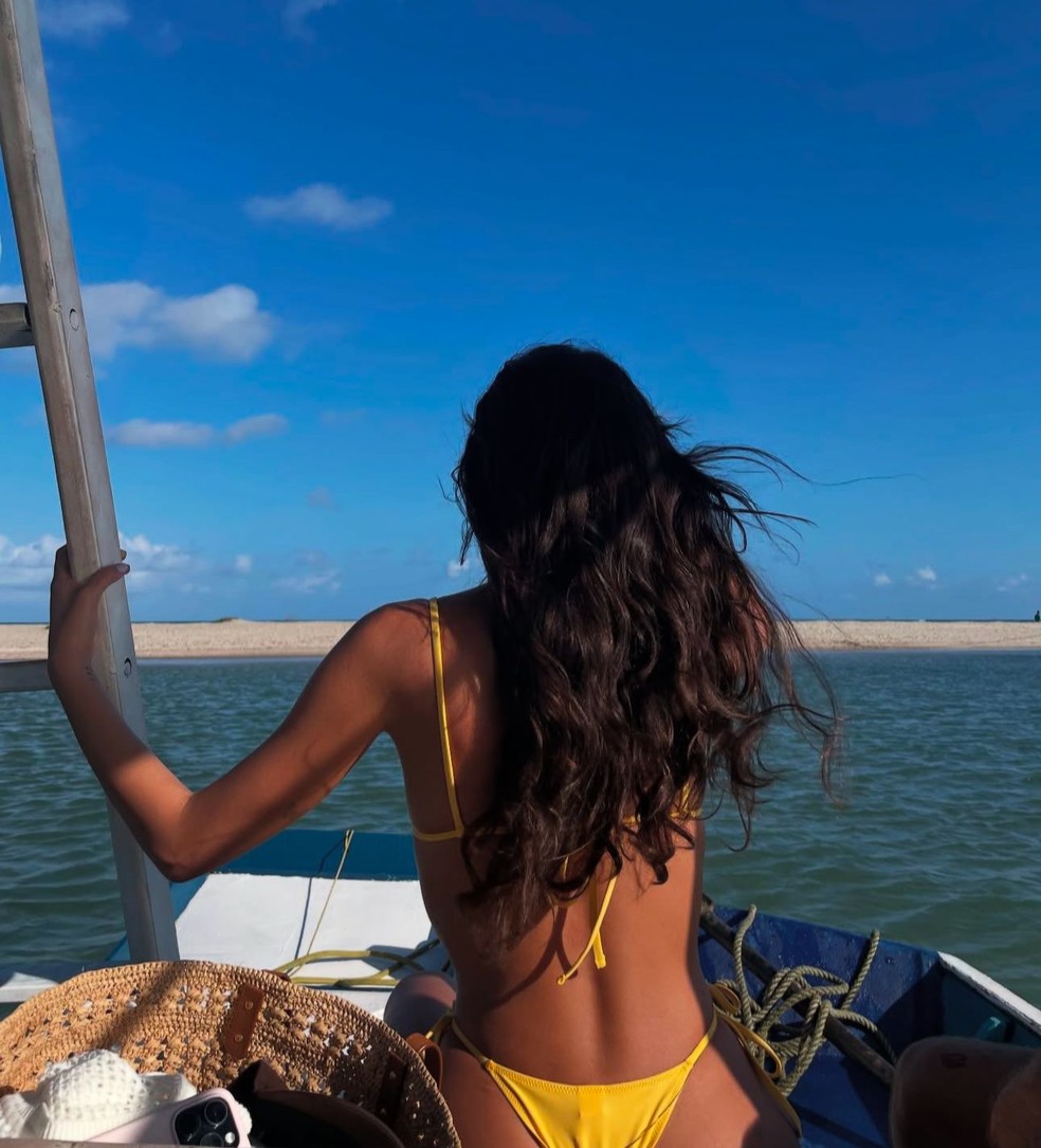 Bruna Marquezine posa em praia — Foto: Reprodução/Instagram