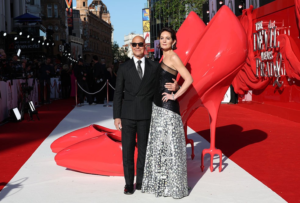 Stanley Tucci e a esposa, Felicity Blunt, no première de O Diabo Veste Prada 2 em Londres — Foto: Getty Images