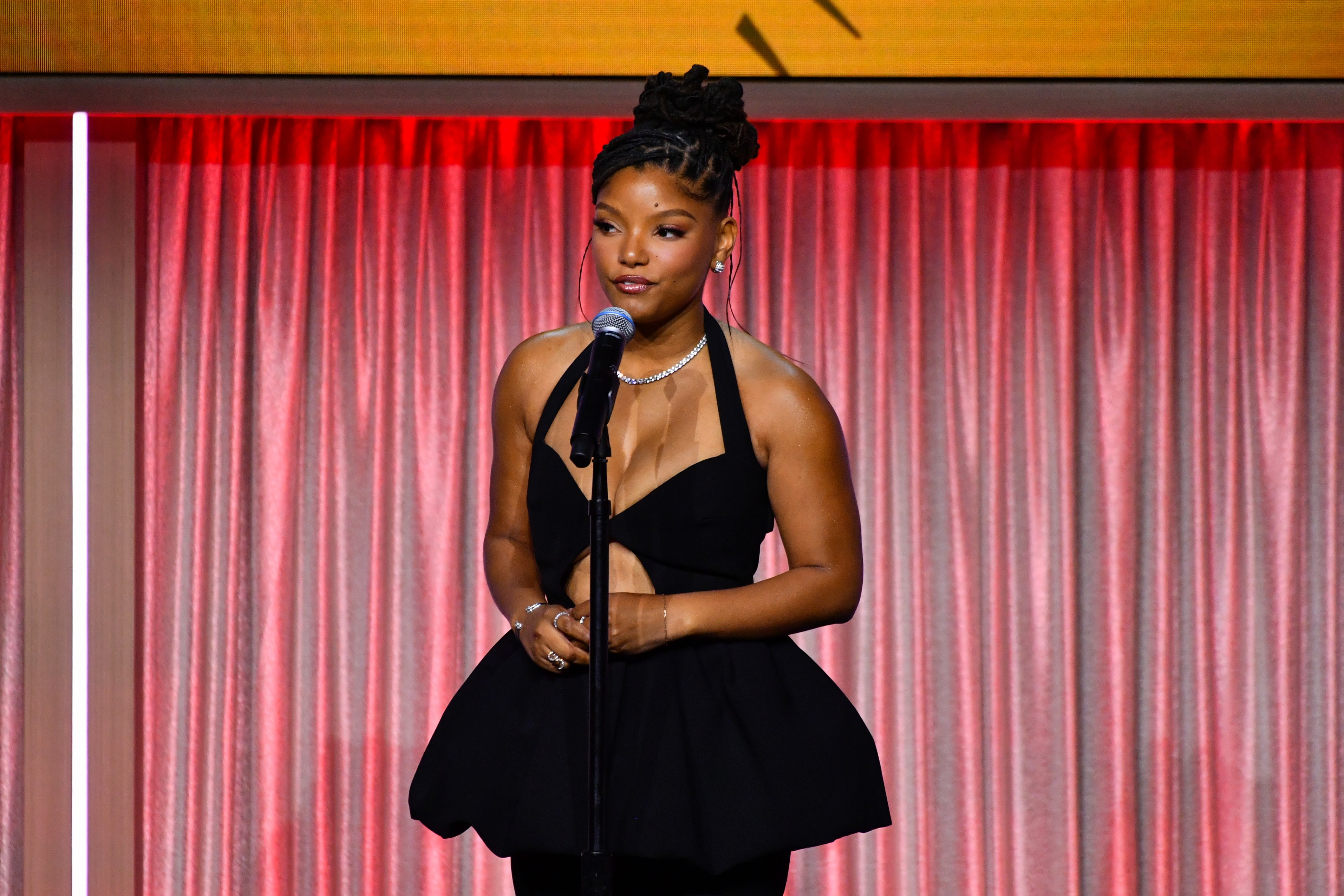 Halle Bailey reflete sobre maternidade após superar batalhas judiciais e depressão pós-parto: 