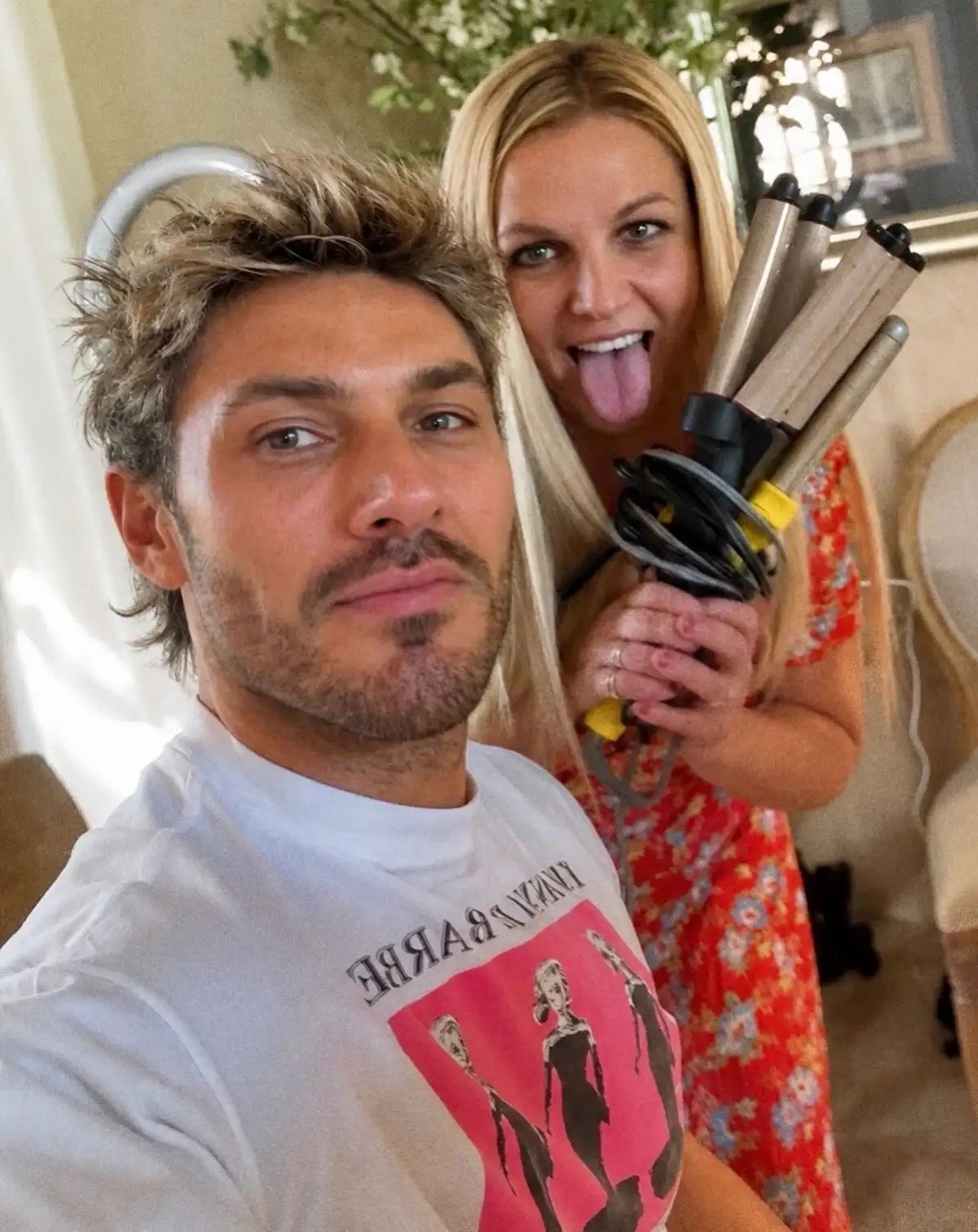 Após internação, Britney Spears surge com visual renovado em encontro com cabeleireiro das estrelas