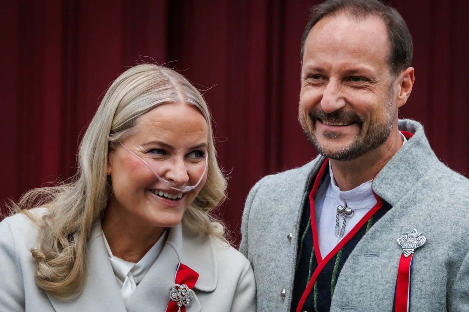 Príncipe Haakon afirma que saúde de Mette-Marit “piorou muito” e demonstra preocupação com a esposa
