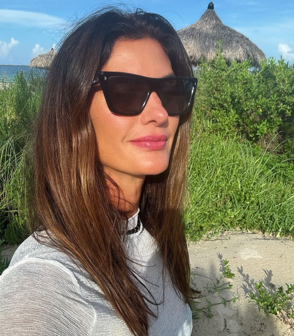 em-fisher-island-isabella-fiorentino-abre-lbum-de-fotos-na-praia