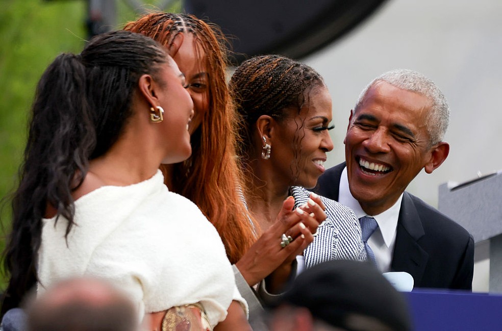 Família Obama na inauguração do Centro Presidencial Obama — Foto: GettyImages