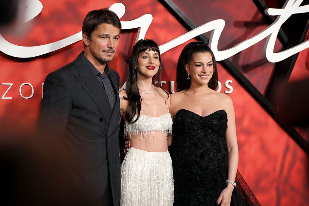 Josh Hartnett, Dakota Johnson e Anne Hathaway — Foto: Getty Images