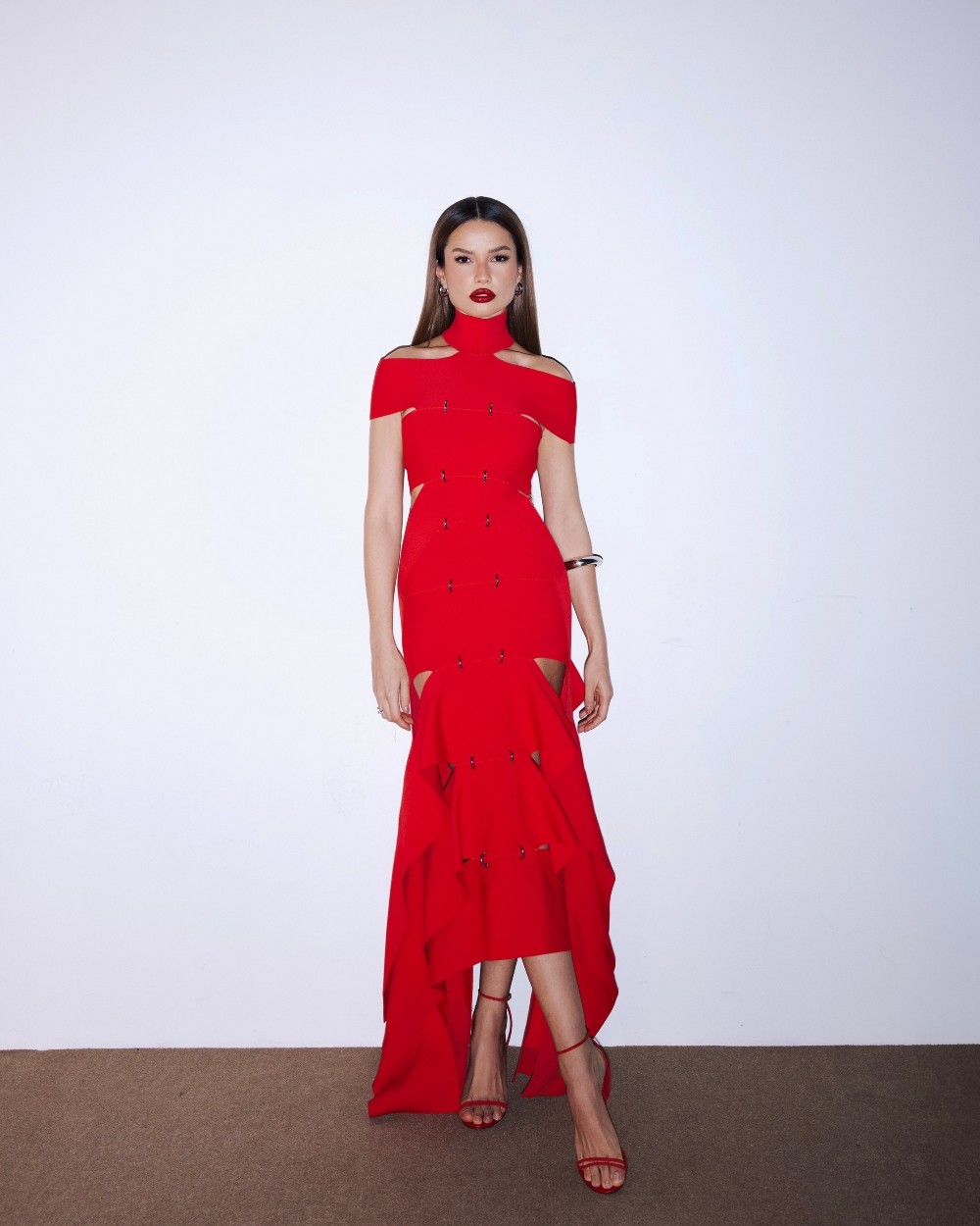 Juliette Freire aposta em dress de Alexander McQueen para temporada inédita do “Saia Justa”