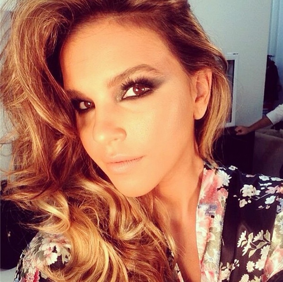 Loiríssima, Mariana Rios posta selfie nos bastidores de job fashion