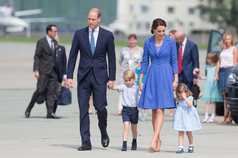 A então família Cambridge, toda vestida de azul durante uma viagem a Varsóvia, Polônia, em julho de 2017 — Foto: Getty Images